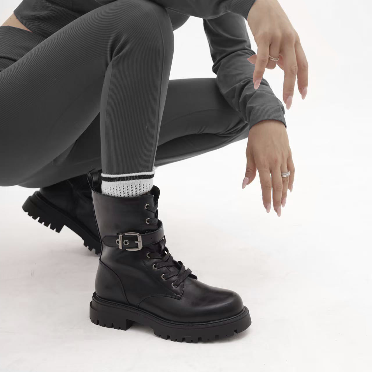 Stivali da donna stile combat boots con lacci fibbia platform look punk/gotico casual MP2747-2 nero